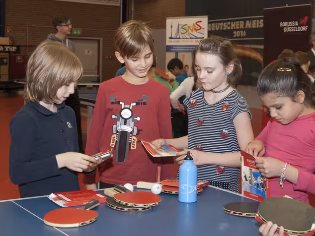 Kinder mit Bewegungskarten
