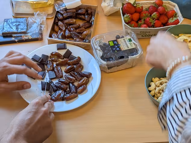 Verschiedene Lebensmittel wie Datteln, Heidel- und Erdbeeren, Schokolade, Nüsse und getrocknetes Obst werden zur Geschmachsprobe angerichtet.