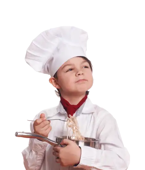 Kind kocht nudeln