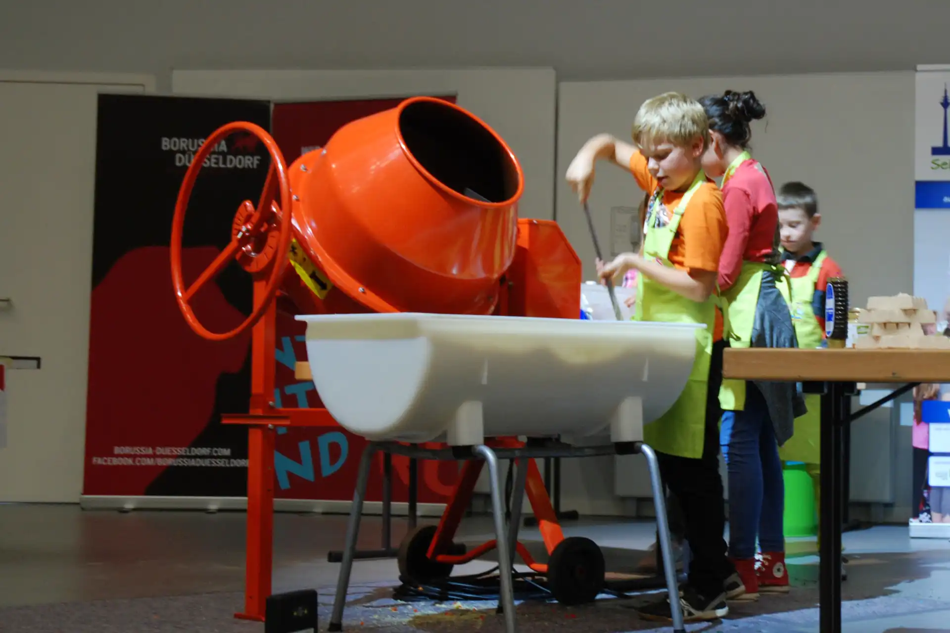 Kinder mit Kochschürzen während einer Kinderkochshow