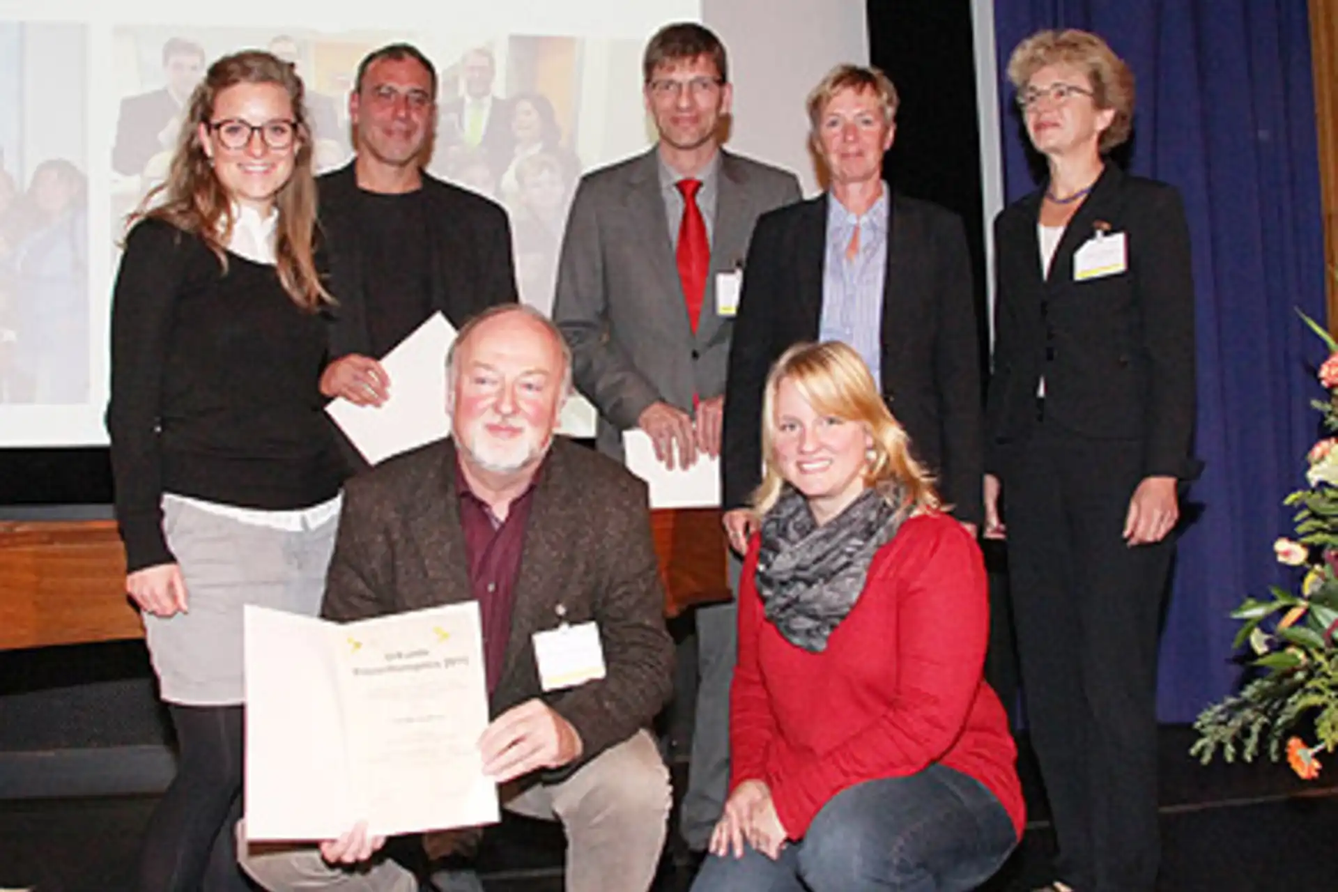 Mehrere Menschen bei der Preisübergabe des Präventionspreises