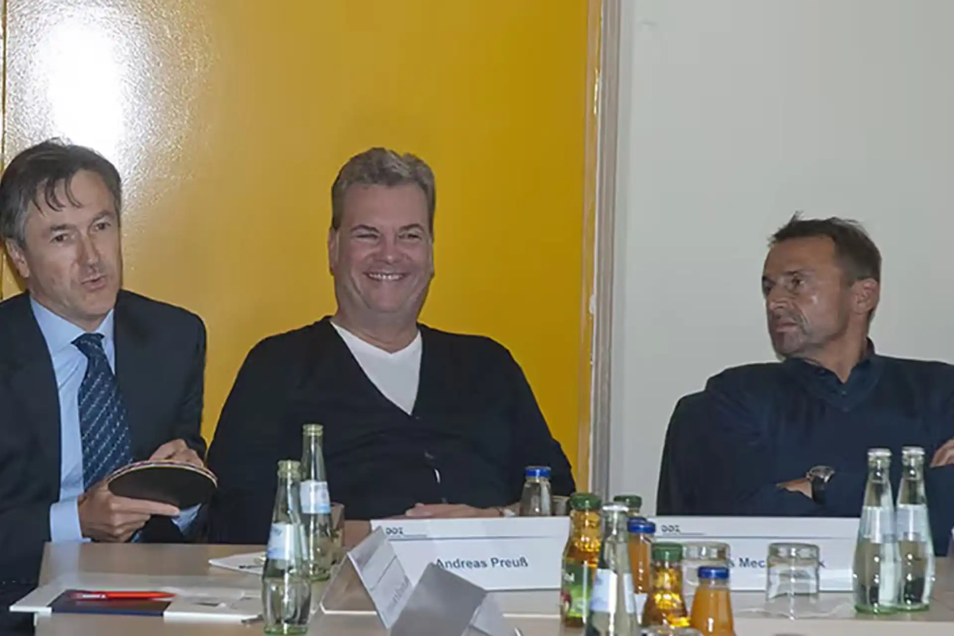 Drei Personen während einer Pressekonferenz