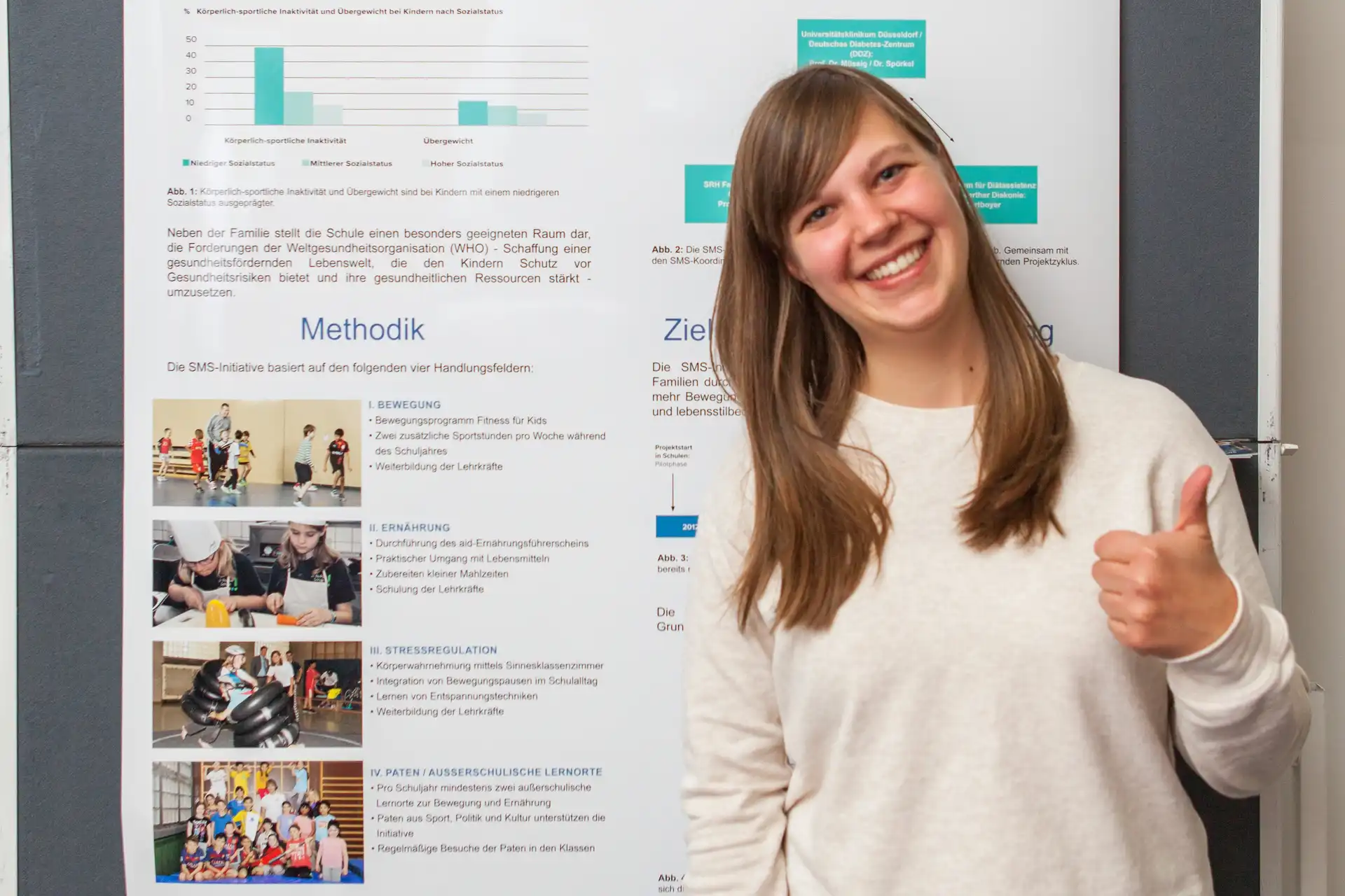 Laura Dauben vor einem Plakat zur Gestaltung gesundheitsförderlicher Lebenswelten