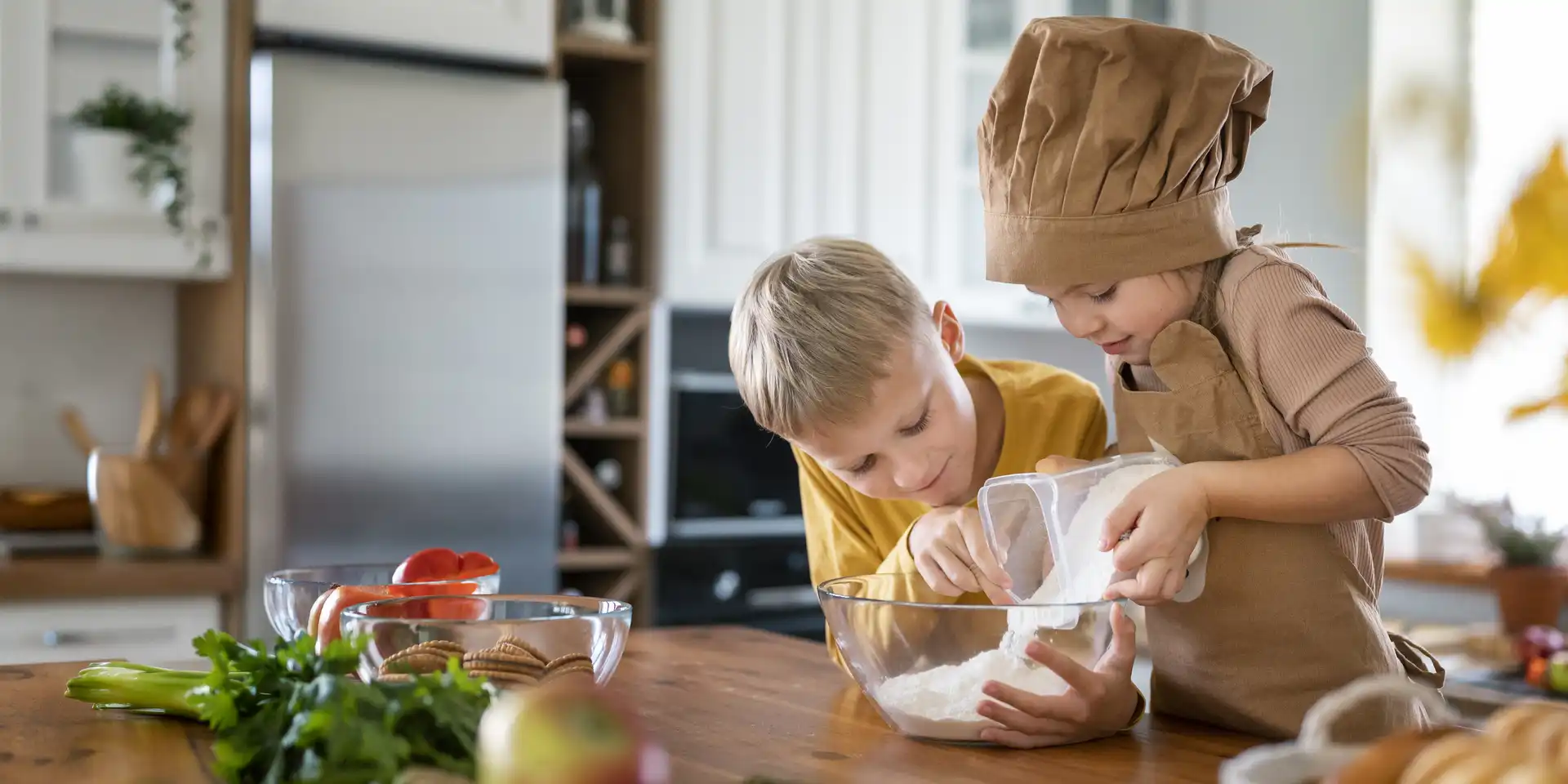 Zwei Kinder haben spaß beim Kochen